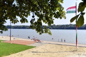 Kutyabarát strand újult meg a Dunakanyarban